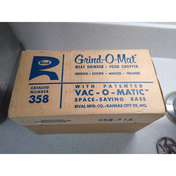 Vintage Rival 358 white Grind-O-Mat meat grinder - Picture 3 of 10